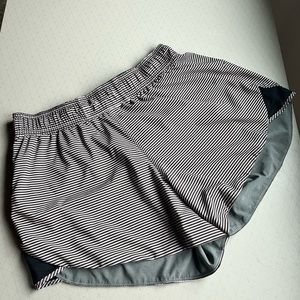 Lululemon reversible shorts size 6